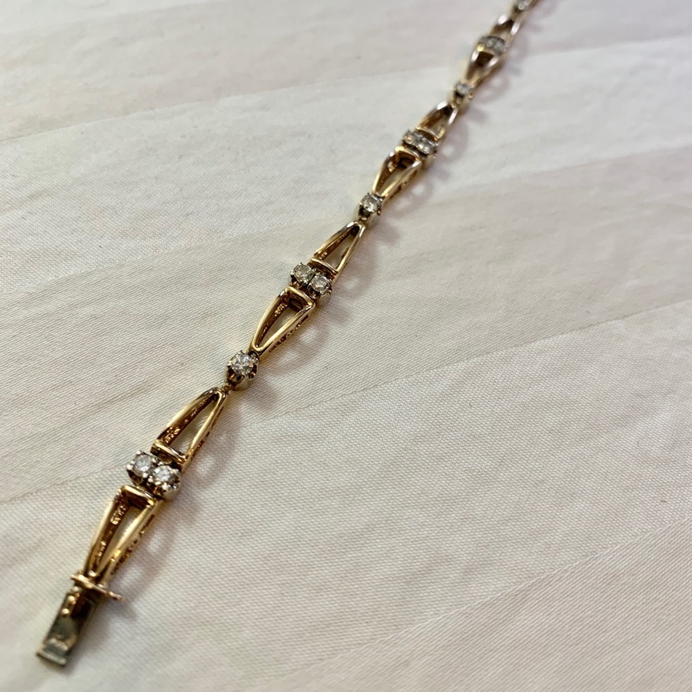 Gold bracelet with diamonds